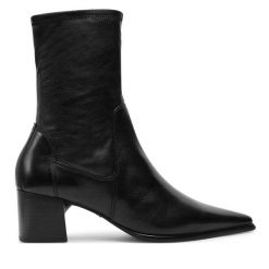 Botki Vagabond Shoemakers. Czarne botki Vagabond Shoemakers, bez wzorów, bez obcasa, na słupku, bez zapięcia. Za 599.99 zł.