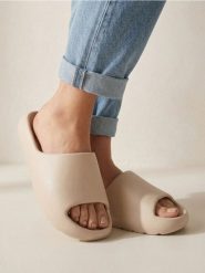 Klapki basic - kremowy. Białe klapki Sinsay, bez wzorów, bez obcasa, bez zapięcia. Za 29.99 zł.