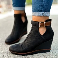 Czarne jesienne botki damskie na koturnie Filippo Dbt207. Czarne botki Filippo, bez wzorów, ze skóry, bez obcasa, na koturnie, bez zapięcia. Za 169.00 zł.
