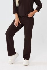 Czekoladowe spodnie Florina - prosta nogawka i kieszenie po bokach PLUS SIZE XXL OVERSIZE JESIEŃ. Brązowe spodnie materiałowe Moda Size Plus Iwanek, bez wzorów, z nylonu, biznesowe, krótkie. Za 189.90 zł.