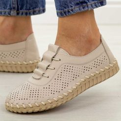 Beżowe ażurowane skórzane półbuty damskie T.Sokolski w26-47. Brązowe półbuty wsuwane Sokolski, na jesień, bez wzorów, z jeansu, klasyczne, bez obcasa, na płaskiej podeszwie. Za 259.00 zł.