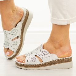 Białe skórzane klapki damskie na koturnie S.Barski 5915. Białe klapki S.BARSKI, bez wzorów, z jeansu, casualowe, bez obcasa, na koturnie, bez zapięcia. Za 239.00 zł.