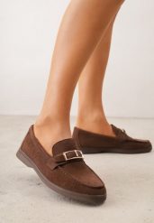 Brązowe Mokasyny Ozdobione Metaliczną Klamrą Murielori. Brązowe mokasyny Renee, z aplikacjami, z materiału, z okrągłym noskiem. Za 119.99 zł.