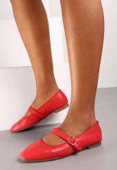 Czerwone Balerinki Zapinane na Sprzączkę ze Ściętym Noskiem Rilaisa. Czerwone baleriny Born2be, bez wzorów, z jeansu, eleganckie, bez obcasa, na płaskiej podeszwie, bez zapięcia. W wyprzedaży za 59.99 zł.