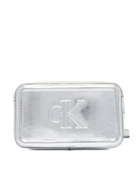 Calvin Klein Torebka Bold Ck Metallic Camera Bag LV04F3331G Srebrny. Szare listonoszki Calvin Klein, bez wzorów, ze skóry, bez dodatków. Za 329.99 zł.