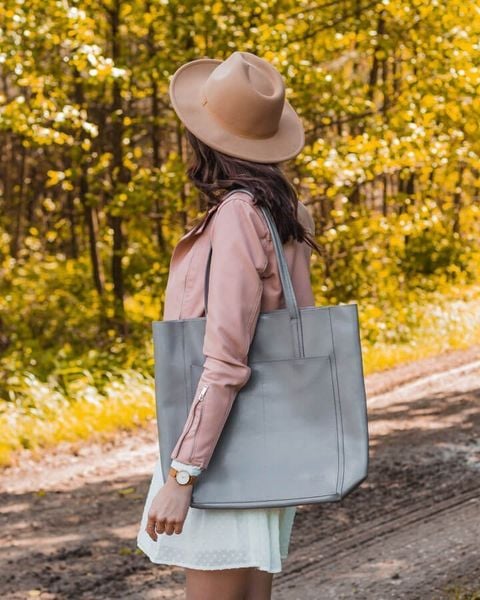 Skórzana torebka damska DAN-A T376 szara. Szare torebki klasyczne DAN-A, bez wzorów, ze skóry, eleganckie, bez dodatków. Za 399.99 zł.