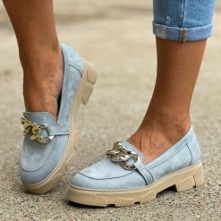 Niebieskie zamszowe Polskie mokasyny damskie, loafersy ze złotym łańcu. Niebieskie mokasyny Deoni, bez wzorów, z zamszu. Za 279.00 zł.