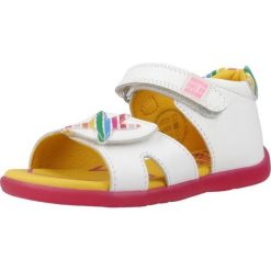 Sandały AGATHA RUIZ DE LA PRADA 242901A Biały. Białe sandały Agatha Ruiz de la Prada, bez wzorów, ze skóry, bez obcasa, bez zapięcia. Za 246.33 zł.
