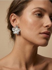 Kolczyki w kształcie kwiatów - srebrny. Szare kolczyki Sinsay, srebrne. Za 9.99 zł.