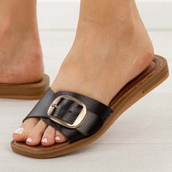 Czarne skórzane klapki damskie Cambell 64307. Czarne klapki POTOCKI, bez wzorów, ze skóry, eleganckie, bez obcasa, na płaskiej podeszwie, bez zapięcia. Za 199.00 zł.