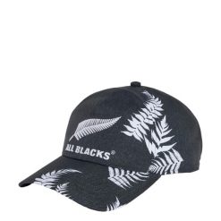 DŻINSOWA CZAPKA Z DASZKIEM ALL BLACKS RUGBY GREATEST RIVALRY. Czarne czapki z daszkiem adidas, bez wzorów, z materiału, klasyczne. Za 129.00 zł.