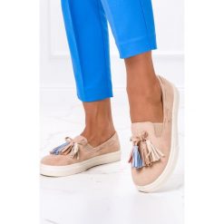 Beżowe półbuty z frędzlami slip on casu cu215p. Brązowe półbuty wsuwane Casu, bez wzorów, bez obcasa. W wyprzedaży za 78.99 zł.