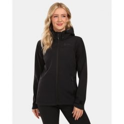 Damska kurtka softshell Kilpi RAVIA-W. Czarne kurtki przejściowe sportowe Kilpi, bez wzorów, z softshellu, bez kaptura, trekkingowe. Za 422.05 zł.