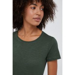 Sisley t-shirt damski kolor zielony. Zielone t-shirty Sisley, bez wzorów, z bawełny, bez kołnierzyka, bez ramiączek. W wyprzedaży za 89.99 zł.