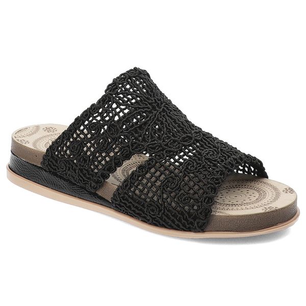Czarne Klapki Artiker Relax Eleganckie Obuwie Damskie. Czarne klapki Artiker, w ażurowe wzory, eleganckie, bez obcasa, na koturnie, bez zapięcia. Za 109.00 zł.