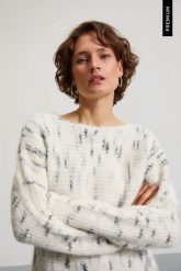 Sweter z delikatnym wzorem biały. Białe swetry MOODO, l, bez wzorów, z elastanu, bez ramiączek. Za 149.99 zł.