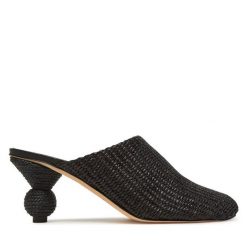Klapki Weekend Max Mara. Czarne klapki Weekend Max Mara, bez wzorów, bez obcasa, bez zapięcia. Za 1,229.00 zł.