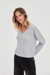 Sweter z dekoltem w serek szary. Szare swetry MOODO, l, bez wzorów, z elastanu, bez ramiączek. Za 59.99 zł.