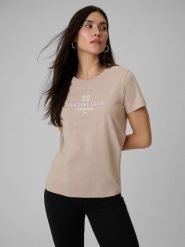 4F T-shirt regular z nadrukiem damski - beżowy M. Brązowe t-shirty 4f, m, bez wzorów, z dzianiny, bez kołnierzyka, bez ramiączek. Za 59.99 zł.