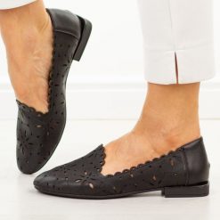 Czarne skórzane ażurowe półbuty damskie Filippo Dp7709/26. Czarne półbuty wsuwane Filippo, na lato, w ażurowe wzory, z jeansu, biznesowe, z okrągłym noskiem, bez obcasa, na płaskiej podeszwie. Za 219.00 zł.