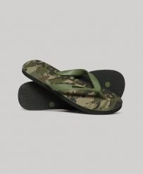 Superdry Klapki Logo z gumy – WOODLAND CAMO AOP. Zielone klapki Superdry, bez wzorów, z gumy, bez obcasa, bez zapięcia. Za 94.20 zł.