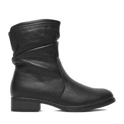 Botki Clara Barson. Czarne botki Clara Barson, bez wzorów, bez obcasa, na płaskiej podeszwie, bez zapięcia. Za 159.99 zł.