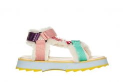 Sandały Emu Raven Multi 119159, Wielokolorowe, Futro naturalne - 38. Sandały EMU, bez wzorów, z futra, eleganckie, bez obcasa, bez zapięcia. W wyprzedaży za 179.10 zł.