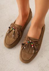 Ciemnobeżowe Mokasyny VICES z Imitacji Zamszu z Kokardką Kolorowymi Koralikami i Skórzaną Wkładką Nenden. Brązowe mokasyny Renee, bez wzorów, z jeansu. Za 99.99 zł.