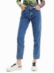 Desigual Jeansy Mayo 23SWDD36 Niebieski Mom Fit. Niebieskie jeansy Desigual, bez wzorów, z bawełny. Za 489.99 zł.