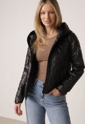 Czarna Kurtka Pikowana z Nieodpinanym Kapturem i Aplikacją na Rękawie Endora. Czarne kurtki Born2be, l, z aplikacjami, z jeansu, eleganckie. Za 129.99 zł.