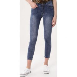 Niebieskie Jeansy Overstrain. Jeansy marki Born2be. Za 79.99 zł.
