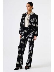 Garcia Spodnie w kolorze czarnym rozmiar: L. Czarne spodnie materiałowe Garcia, bez wzorów, z materiału. Za 194.15 zł.