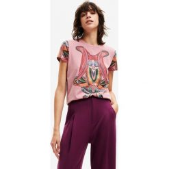 Desigual t-shirt damski kolor różowy. Czerwone t-shirty Desigual, bez wzorów, bez kołnierzyka, bez ramiączek. W wyprzedaży za 184.99 zł.
