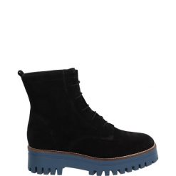 ZAMSZOWE BOTKI 5922 CAMOS NERO. Botki Venezia, bez wzorów, ze skóry, bez obcasa, bez zapięcia. Za 199.00 zł.
