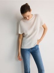Dzianinowa bluzka - złamana biel. Bluzki Reserved, l, bez wzorów, z dzianiny, bez kołnierzyka, bez ramiączek. W wyprzedaży za 39.99 zł.