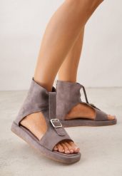 Szare Sandały w Stylu Botków z Ozdobną Klamrą Theaneasi. Szare sandały Born2be, bez wzorów, z jeansu, eleganckie, bez obcasa, na płaskiej podeszwie, bez zapięcia. Za 99.99 zł.