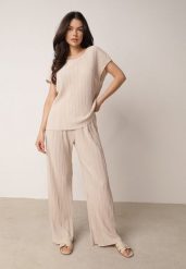 Beżowe Szerokie Spodnie z Wysokim Stanem ze Zwiewnej Tkaniny z Plisami Galiris. Brązowe spodnie materiałowe Born2be, bez wzorów, z jeansu, biznesowe, z podwyższonym stanem, długie. Za 59.99 zł.