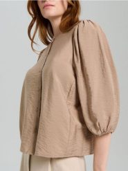 Wiskozowa bluzka koszulowa z bufiastymi rękawami - beżowy. Brązowe bluzki Sinsay, l, bez wzorów, z wiskozy, bez kołnierzyka, bez ramiączek. Za 39.99 zł.