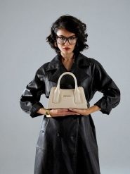 Vince Camuto Torebka "Bergamo" w kolorze kremowym - 25 x 13 x 11 cm rozmiar: onesize. Brązowe torebki klasyczne Vince Camuto, bez wzorów, z materiału, przez ramię, bez dodatków. Za 108.99 zł.