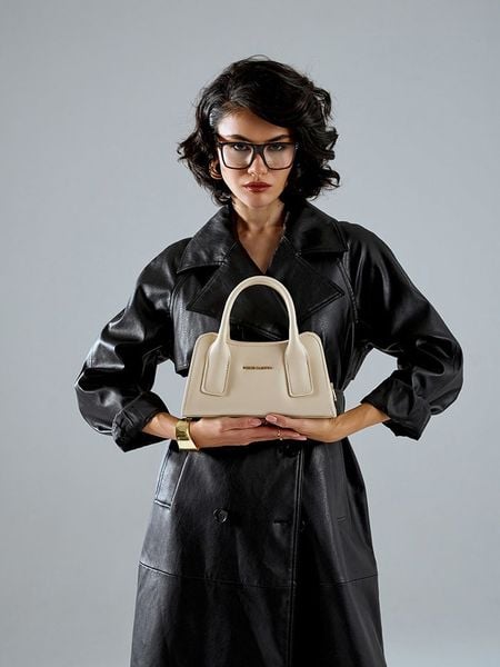 Vince Camuto Torebka "Bergamo" w kolorze kremowym - 25 x 13 x 11 cm rozmiar: onesize. Brązowe torebki klasyczne Vince Camuto, bez wzorów, z materiału, przez ramię, bez dodatków. Za 108.99 zł.