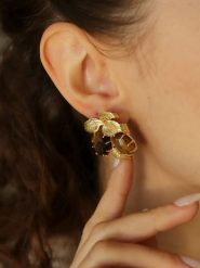 L'Atelier de Gaia Pozłacane kolczyki-wkrętki z tygrysim okiem rozmiar: onesize. Brązowe kolczyki L'Atelier de Gaia, pozłacane. Za 70.24 zł.