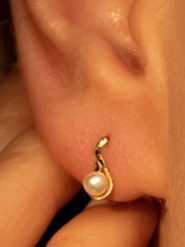 OR ÉCLAT Złote kolczyki-wkrętki "Goutte Perlée" z perłami rozmiar: onesize. Żółte kolczyki Or Éclat, z perłą, złote. Za 347.99 zł.