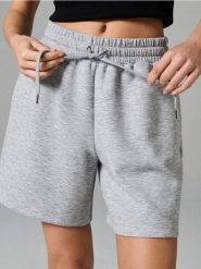 Szorty dresowe z kieszeniami soft touch - szary. Szare szorty sportowe Sinsay, bez wzorów, z dresówki. Za 39.99 zł.