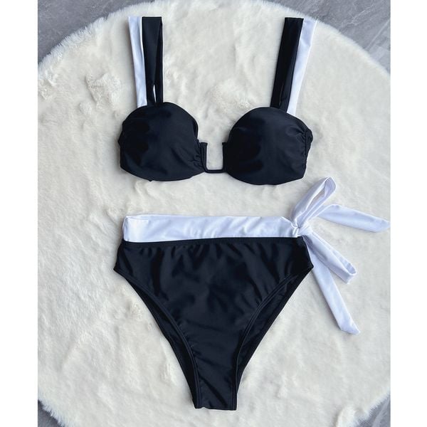 Strój kąpielowy dwuczęściowy z wiązaniem na plażę Ching. Czarne bikini Intica, bez wzorów. Za 159.00 zł.