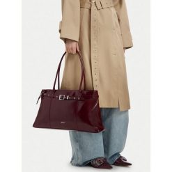 Torebka JENNY. Czerwone torebki klasyczne Jenny, bez wzorów, klasyczne, bez dodatków. Za 149.99 zł.