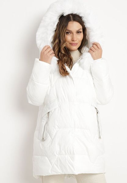 Biała Pikowana Kurtka o Pudełkowym Kroju z Odpinanym Futerkiem i Ozdobnym Suwakiem Hedilina. Białe kurtki Born2be, l, bez wzorów, z futra, eleganckie. Za 189.99 zł.