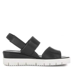 Sandały Gabor. Czarne sandały Gabor, bez wzorów, bez obcasa, na koturnie, bez zapięcia. Za 299.99 zł.
