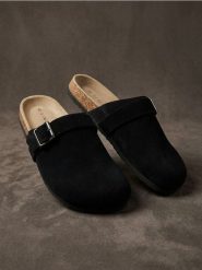 Skórzane klapki z paskiem - czarny. Czarne klapki Sinsay, bez wzorów, bez obcasa, bez zapięcia. Za 79.99 zł.