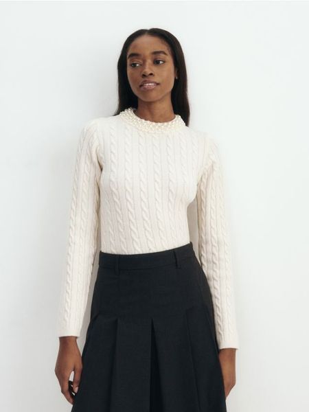 Sweter z ozdobnym dekoltem - kremowy. Białe swetry Reserved, l, bez wzorów, z dzianiny, bez ramiączek. W wyprzedaży za 79.99 zł.