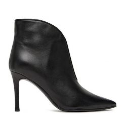 Botki Eva Minge. Czarne botki Eva Minge, bez wzorów, bez obcasa, na szpilce, bez zapięcia. Za 449.99 zł.
